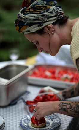 Montage des tartes aux fraises sur place pendant une prestation champêtre.